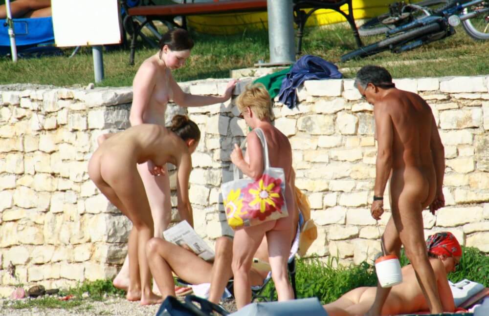 Nude Duet Girls Rail Climb Photo Set - The desire to admire the human form