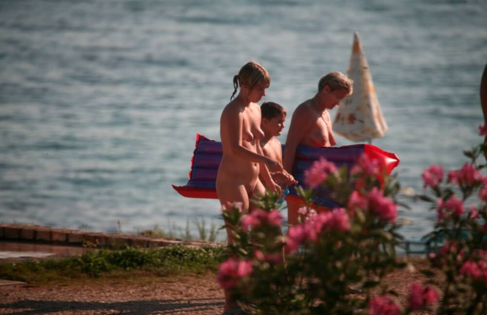 Dusk Til Dawn Showering phoros - Nudism helps strengthen friendships