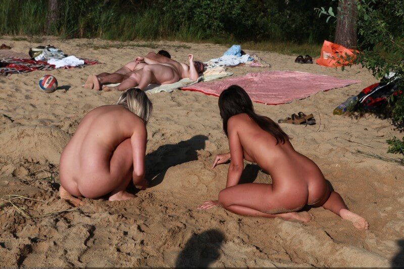 Creekside activity Big Photo gallery - Nature provides inspiration and energy for the lives of naturists