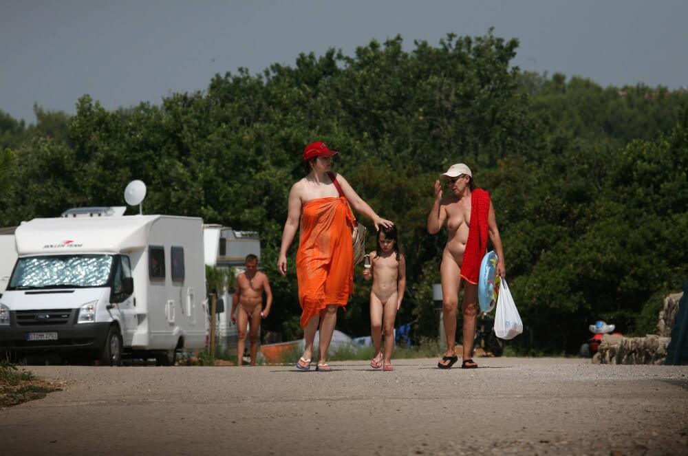 Bondi Beach Path Outskirt pics - Nudism teaches us to appreciate the present and be honest