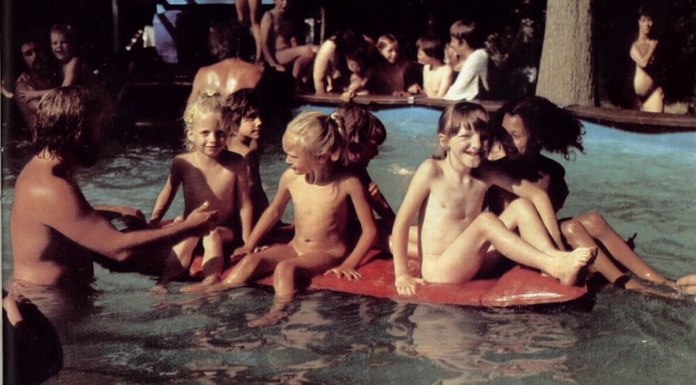 Jung und Frei Nr 1 - Naturism teaches us to accept differences and imperfections without shame or insecurities
