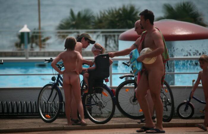 Freedom on two wheels: how cycling and hiking enrich the lives of nudists - Naturism helps overcome fears and insecurities