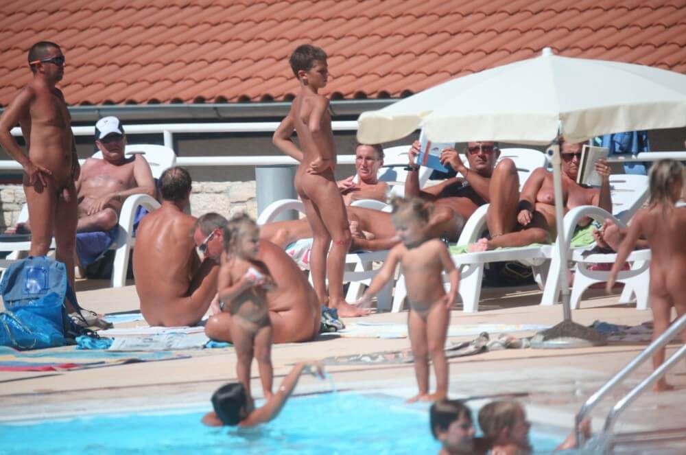 Pool Camping Sides gallery - Living freely and naturally is the dream of naturism and nudism advocates