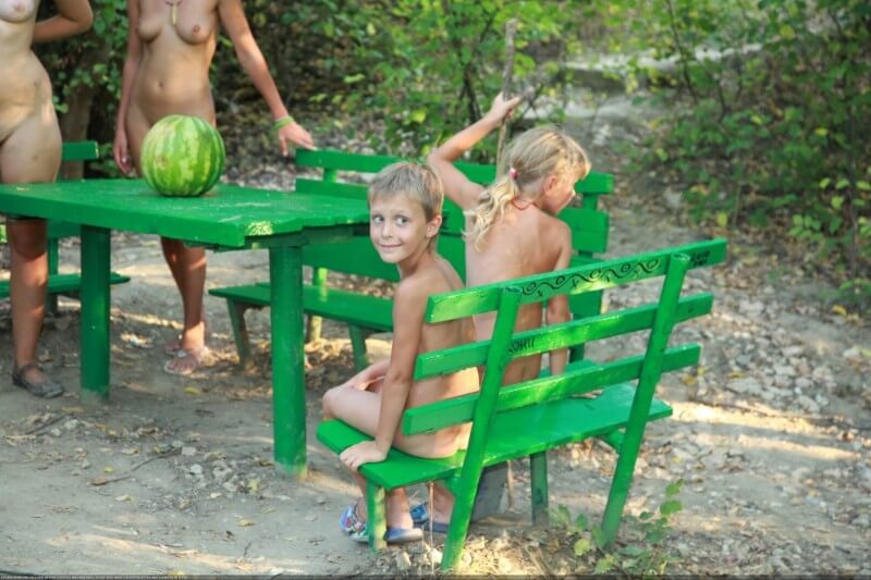 Naturists green picnic photos - Wearing less clothing is fashionable