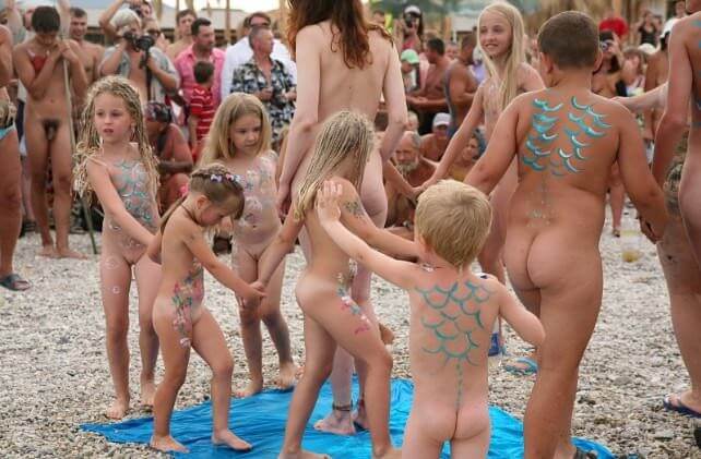 Large photo gallery nudism - Home naturism in all its glory