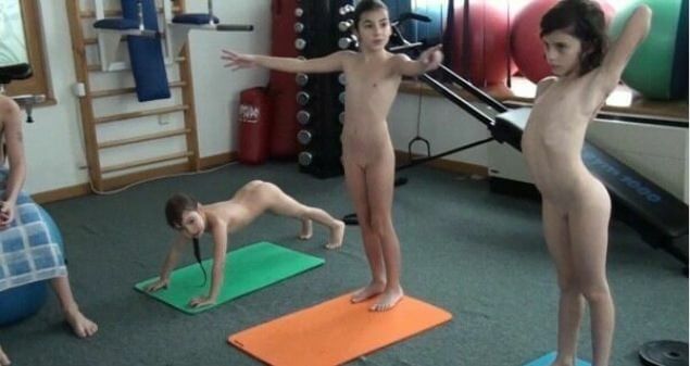 Piano, pool and tennis Full HD - There are many politicians among nudists