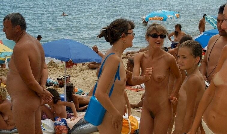 Documentary video naturism 1999 - Naturism promotes openness toward the body