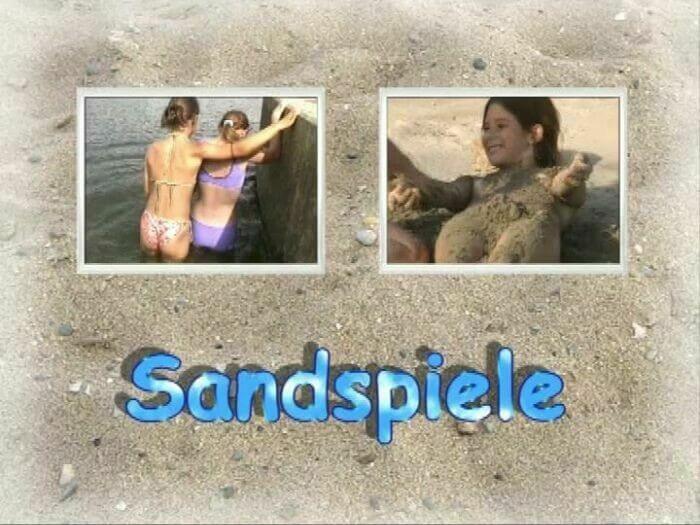 Naturistin: Sandspiele - Nudity is a part of life without shame or fear