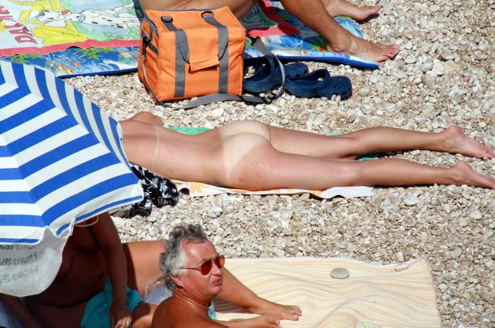 Naturists Beach Relaxation pics - Nudists and naturists: whats the difference?