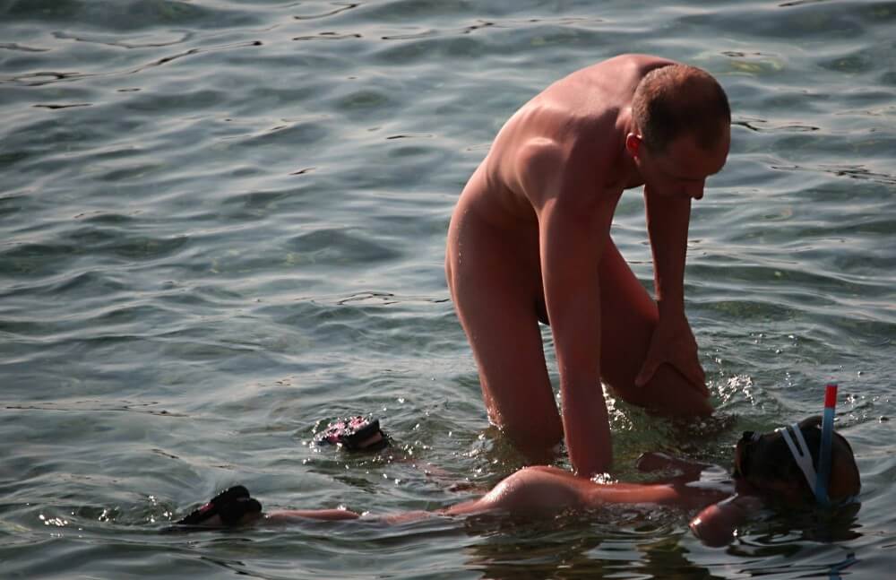 Father Floats His Daughter pics - A naked person is asexual among nudists