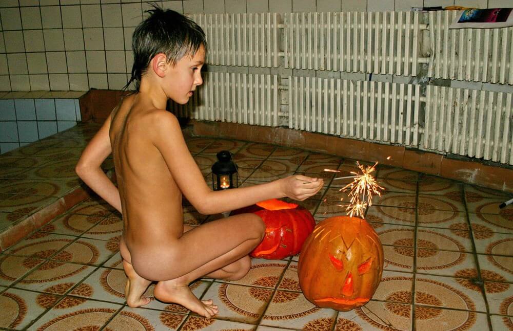 Naturism photo gallery # 20 - Living in harmony and tranquility is the goal of naturists