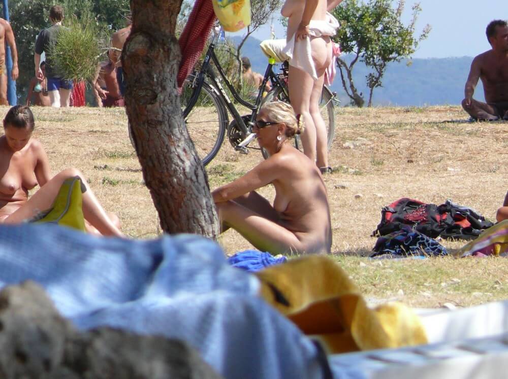 Ula FKK Shore Perspective pics - The benefits of naturist vacations