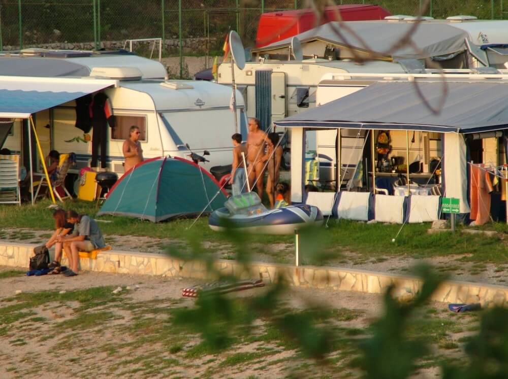 FKK Outdoor Shoreline pics - Nudism strengthens friendships and mutual respect