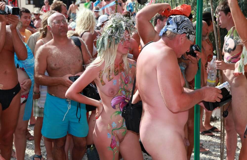 Neptune Painting Couple pics - The practice of nudism helps overcome insecurities and overcome fears
