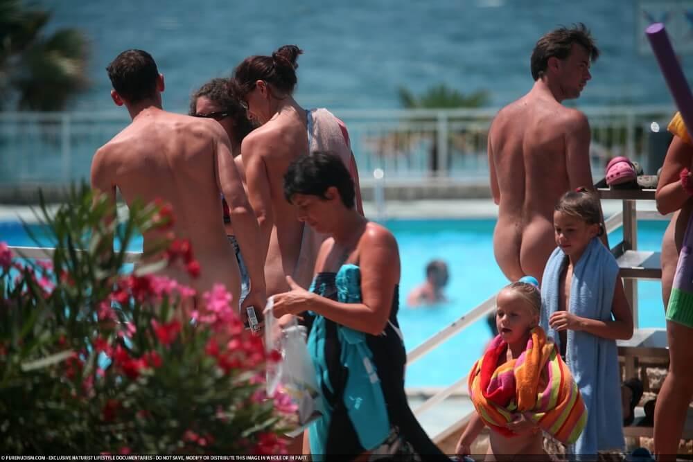 Naturism photo gallery # 66 - Differences between nudists and naturists
