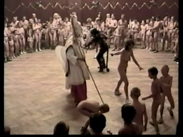 Helios Natura: Christmas Kinder Spiele - Naturism promotes openness toward the body
